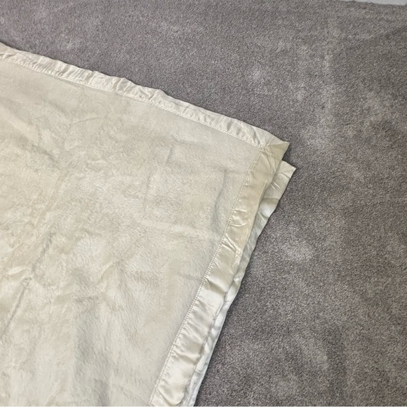 NK HOME Ivory 100% Natural Charmeuse Silk Luxurious Blanket Satin Trim 86” X 94” - Picture 4 of 9